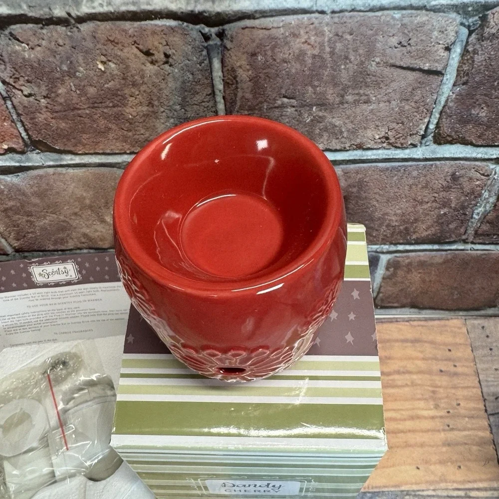 Scentsy DANDY CHERRY Plug-In Wall‎ Nightlight Wax Warmer Red Flowers Retired Box